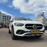 מבט צדדי לבן 2023מרצדס GLA