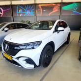 מבט צדדי לבן 2024מרצדס EQE SUV