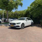 מבט צדדי לבן 2023מרצדס E-Class