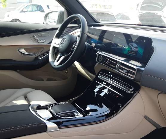 מרצדס EQC 2021 -  פנים הרכב 