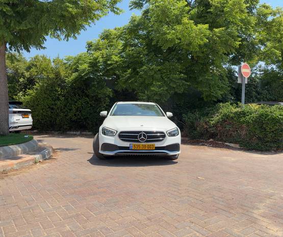 מרצדס E-Class 2023 -  מבט קדמי 