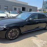 מבט צדדי שחור 2023מרצדס S-Class