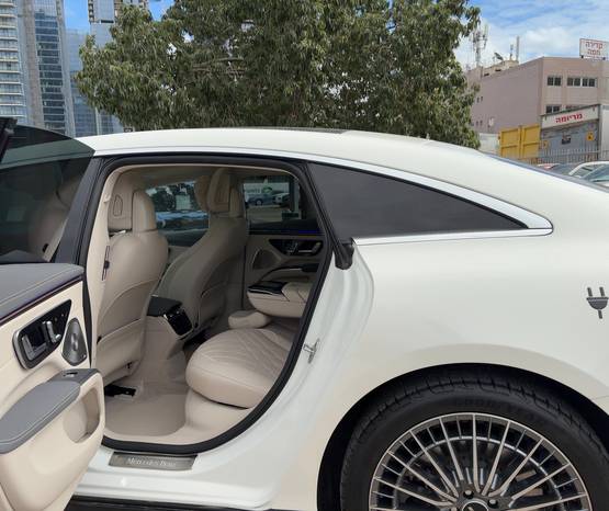 מרצדס EQS 2023 -  מבט אחורי 