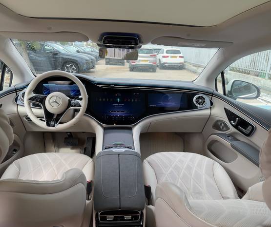 מרצדס EQS 2023 -  פנים הרכב 