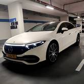 מבט צדדי לבן 2023מרצדס EQS