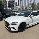 מבט צדדי לבן 2024GENESIS G70