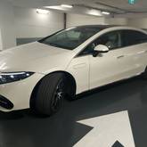 מבט צדדי לבן 2023מרצדס EQS