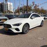 מבט צדדי לבן 2025מרצדס CLA