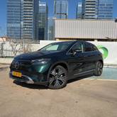 מבט צדדי ירוק 2024מרצדס EQE SUV