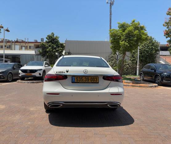 מרצדס E-Class 2023 -  מבט אחורי 