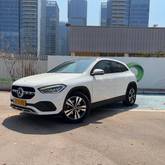 מבט צדדי לבן 2021מרצדס GLA