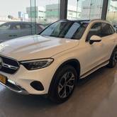 מבט צדדי לבן 2024מרצדס GLC