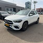 מבט צדדי לבן 2024מרצדס GLA