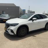 מבט צדדי לבן 2024מרצדס EQE SUV