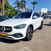 מבט צדדי לבן 2023מרצדס GLA