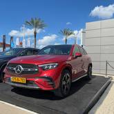 מבט צדדי אדום 2024מרצדס GLC