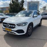 מבט צדדי לבן 2022מרצדס GLA