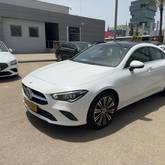 מבט צדדי לבן 2023מרצדס CLA