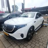 מבט צדדי לבן 2022מרצדס EQC