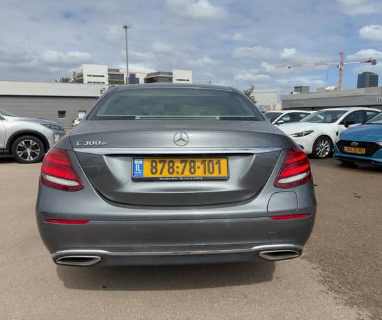 מרצדס E-Class 2020 -  מבט אחורי 