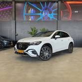 מבט צדדי לבן 2024מרצדס EQE SUV