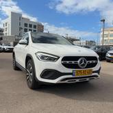 מבט צדדי לבן 2024מרצדס GLA