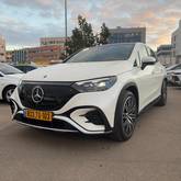 מבט צדדי לבן 2024מרצדס EQE SUV