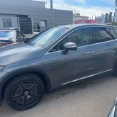 מבט צדדי כסוף כהה 2024מרצדס EQE SUV