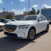 מבט צדדי לבן 2023GENESIS GV70 EV