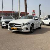 מבט צדדי לבן 2022מרצדס A-Class