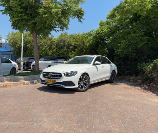 מרצדס E-Class 2023 -  מבט צדדי 