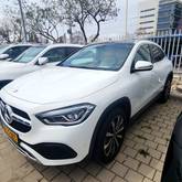 מבט צדדי לבן 2021מרצדס GLA