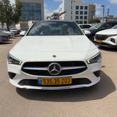 מבט צדדי לבן 2023מרצדס CLA