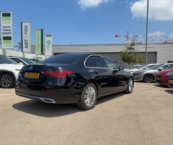 מרצדס C-Class 2025 -  מבט אחורי 