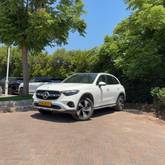 מבט צדדי לבן 2023מרצדס GLC