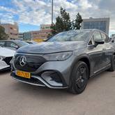מבט צדדי כסוף כהה 2024מרצדס EQE SUV