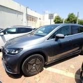 מבט צדדי כסוף כהה 2024מרצדס EQE SUV