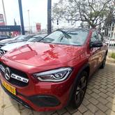 מבט צדדי אדום 2023מרצדס GLA