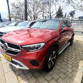 מבט צדדי אדום 2024מרצדס GLC