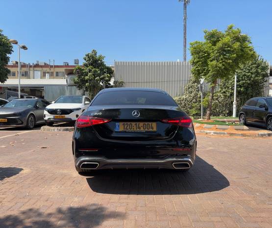 מרצדס C-Class 2025 -  מבט אחורי 
