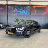 מבט צדדי שחור 2023מרצדס S-Class